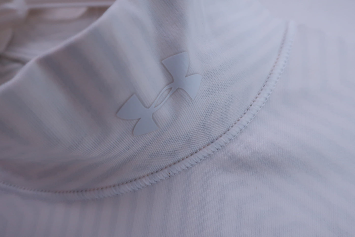 【美品】UNDER ARMOUR(アンダーアーマー) ハイネックシャツ 白 レディース LG ゴルフ用品 2406-0558 中古