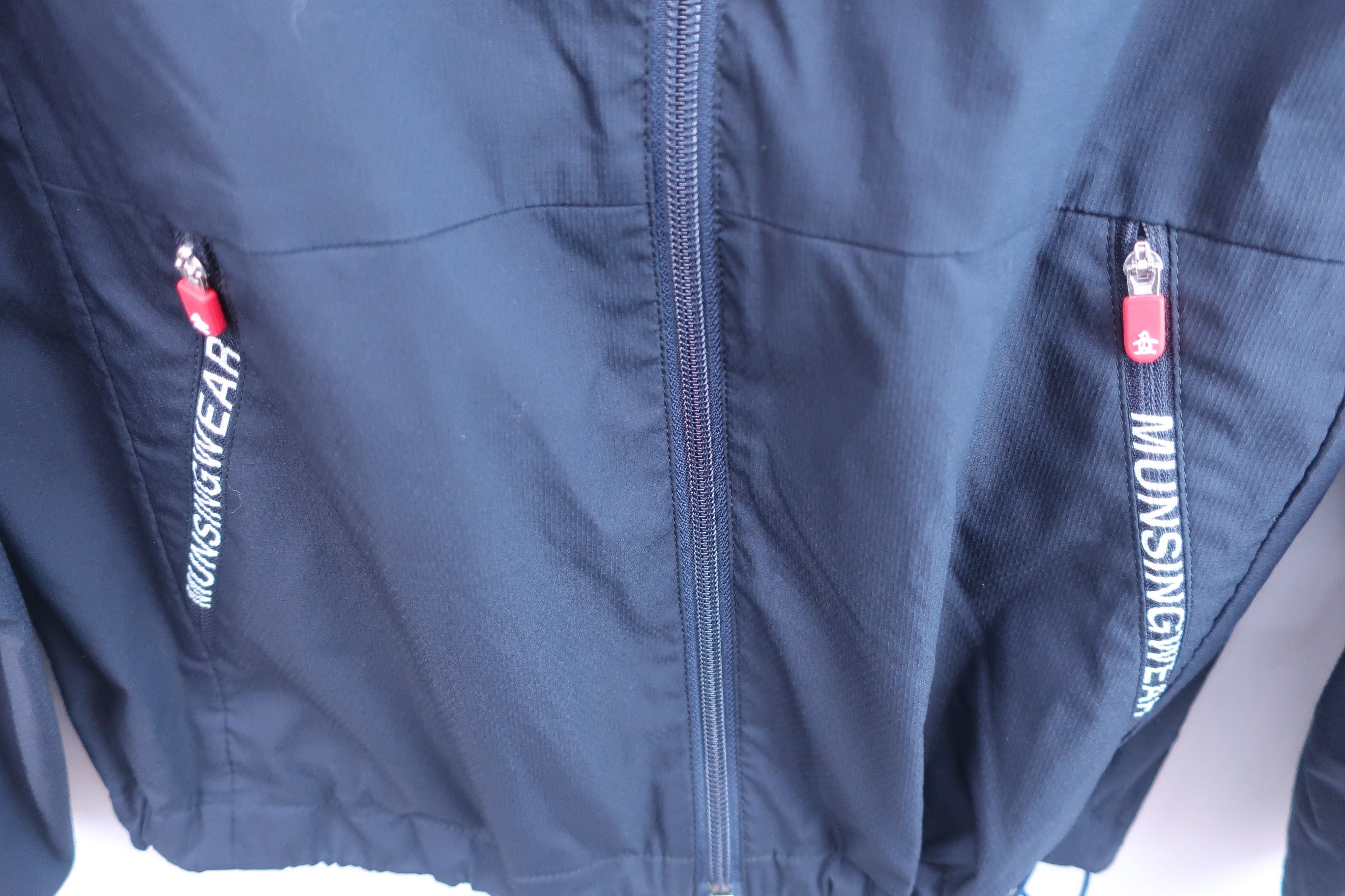 【新品未使用品】マンシングゴルフ　レディース　ウィンドブレーカー Munsingwear(マンシングウェア) ウィンドブレーカー ネイビー