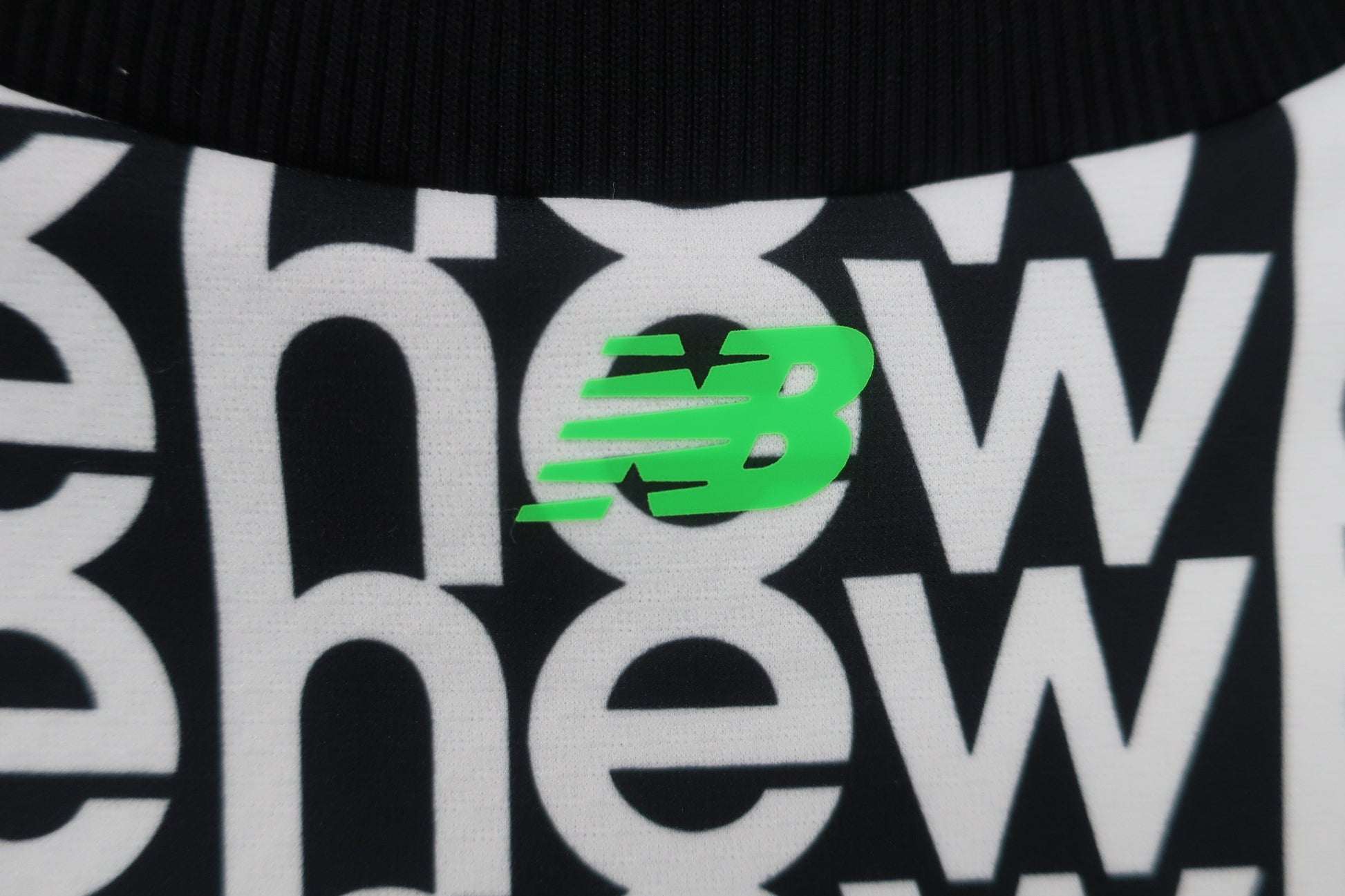 New Balance golf(ニューバランスゴルフ) ダンボールニットモックネックシャツ 黒白ロゴ文字柄 レディース 0 012-3164501 S-3