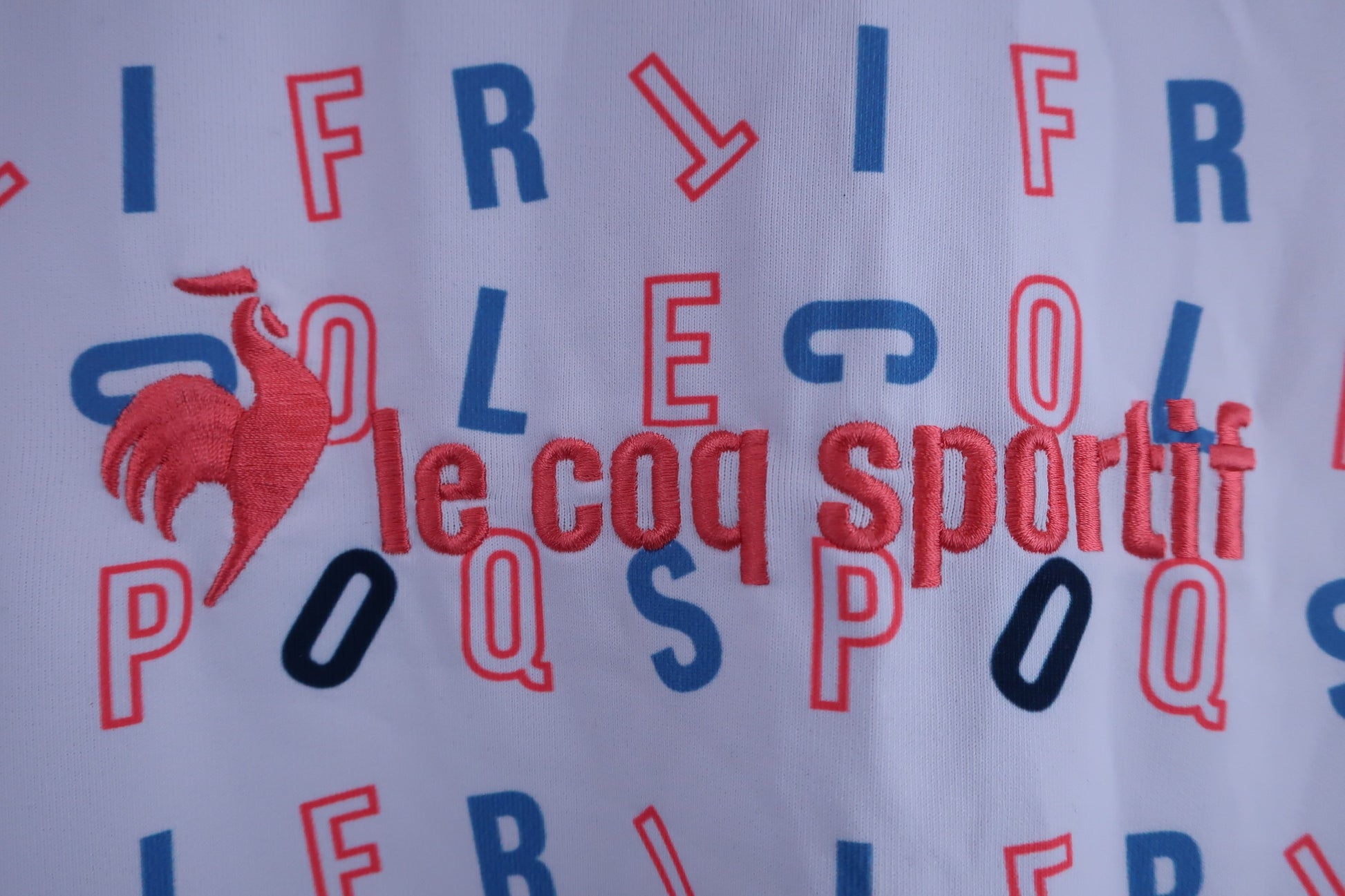le coq sportif(ルコックスポルティフ) 長袖モックネックシャツ 白地ピンク青アルファベット柄 レディース L QGWTJB00 A-2