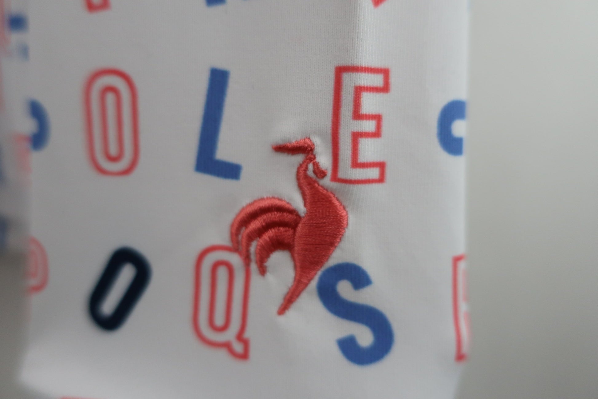 le coq sportif(ルコックスポルティフ) 長袖モックネックシャツ 白地ピンク青アルファベット柄 レディース L QGWTJB00 A-4