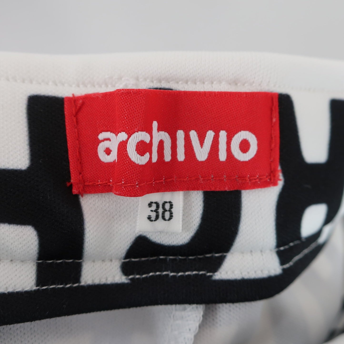 archivio(アルチビオ) ショートパンツ 白ネイビーロゴ文字柄 レディース 38 A257417 A