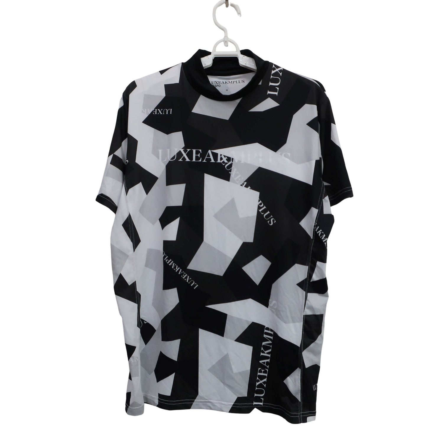 LUXEAKMPLUS(リュクスエイケイエムプラス) 半袖モックネックシャツ 白黒総柄 メンズ M S