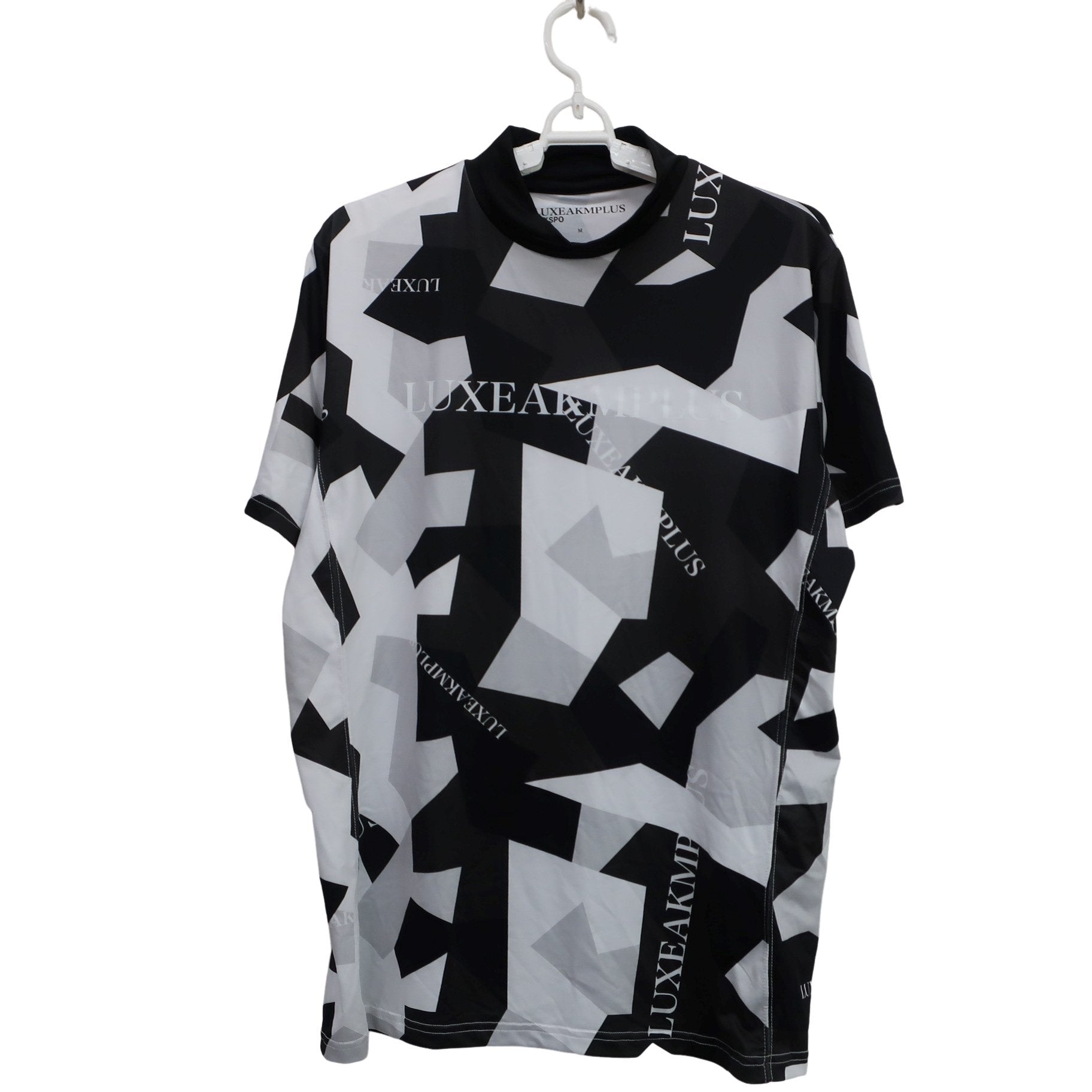 LUXEAKMPLUS(リュクスエイケイエムプラス) 半袖モックネックシャツ 白黒総柄 メンズ M S