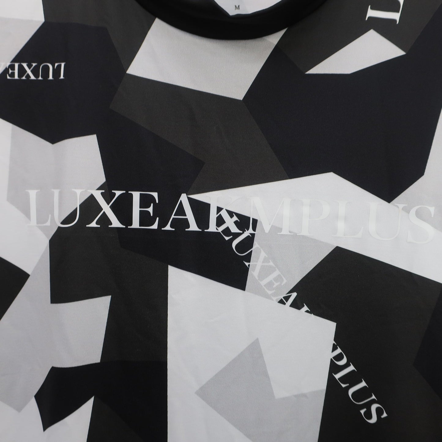 LUXEAKMPLUS(リュクスエイケイエムプラス) 半袖モックネックシャツ 白黒総柄 メンズ M S