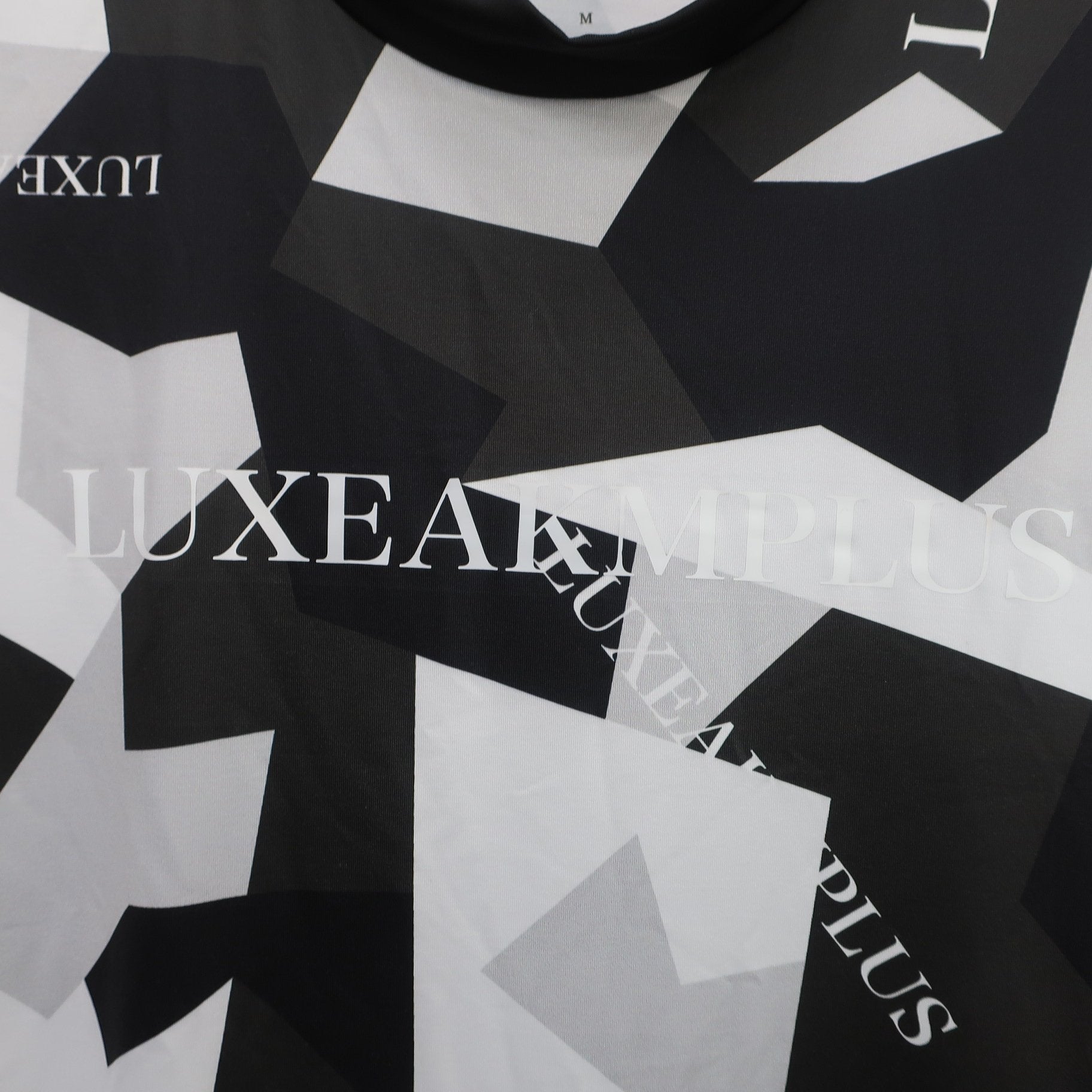 LUXEAKMPLUS(リュクスエイケイエムプラス) 半袖モックネックシャツ 白黒総柄 メンズ M S