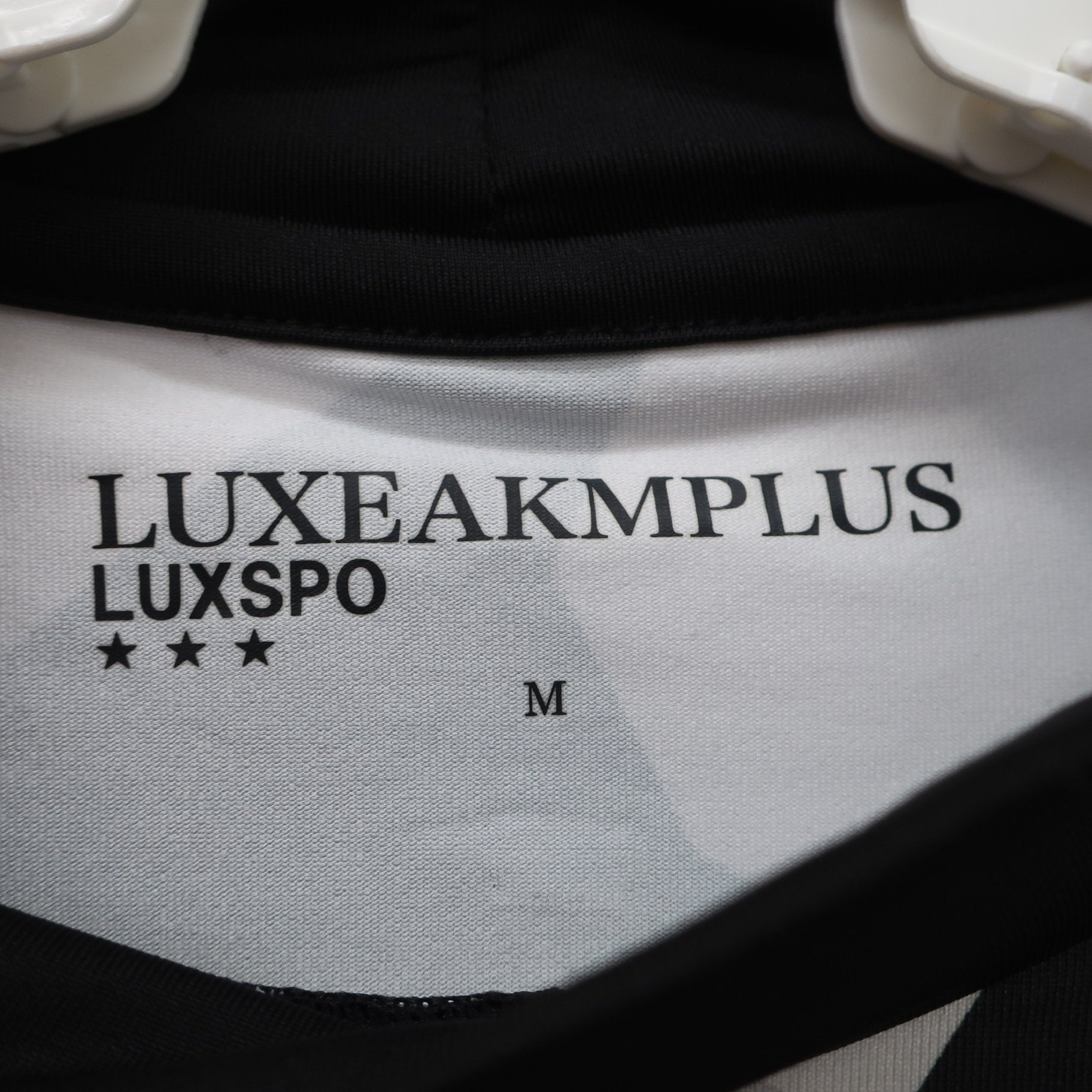LUXEAKMPLUS(リュクスエイケイエムプラス) 半袖モックネックシャツ 白黒総柄 メンズ M S