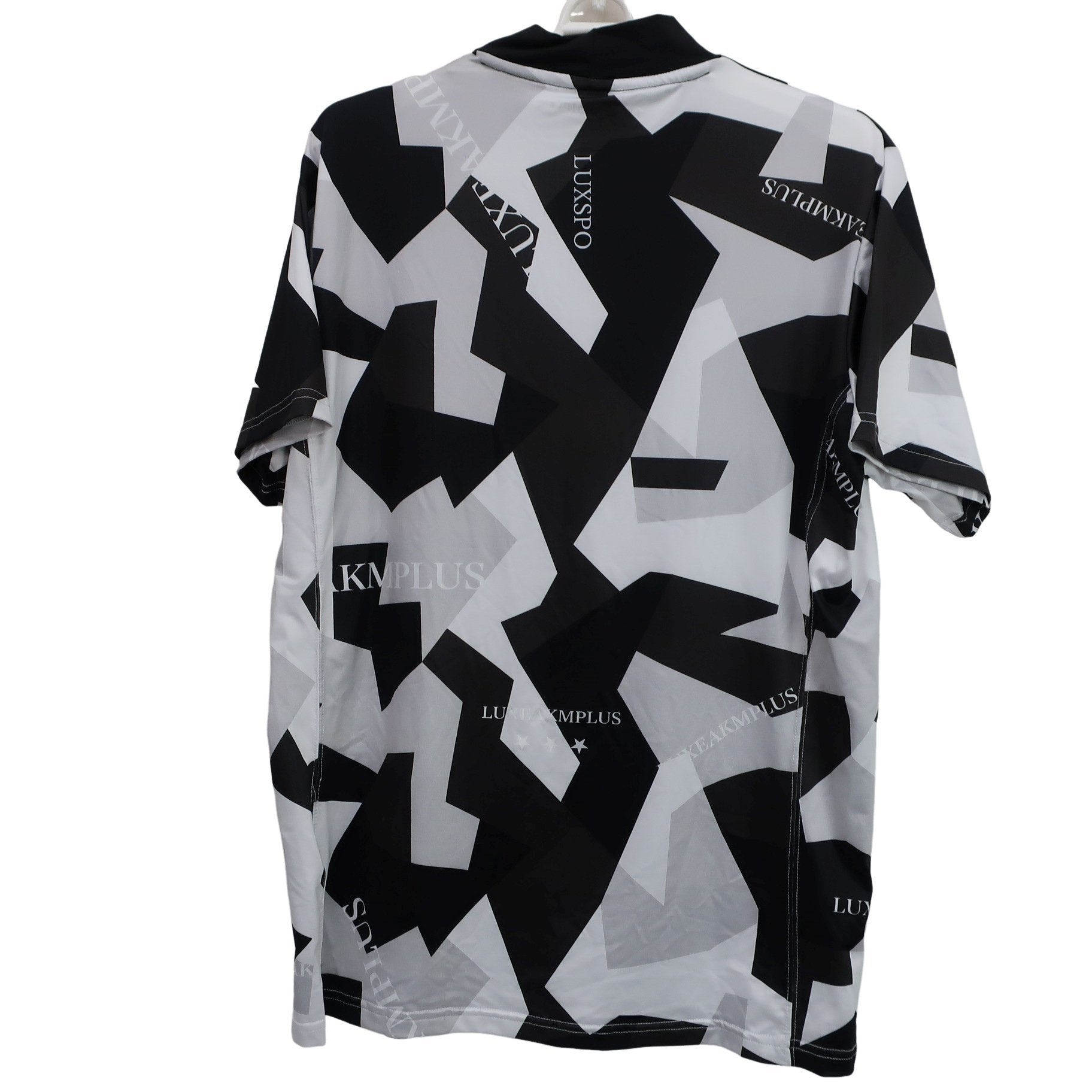 LUXEAKMPLUS(リュクスエイケイエムプラス) 半袖モックネックシャツ 白黒総柄 メンズ M S